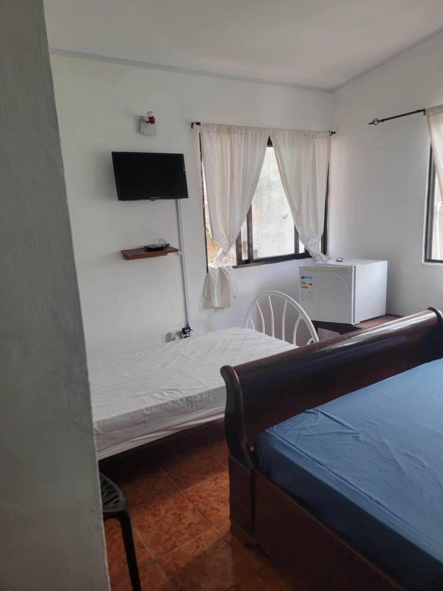 Papayas Self Catering Room Victoria Exterior photo