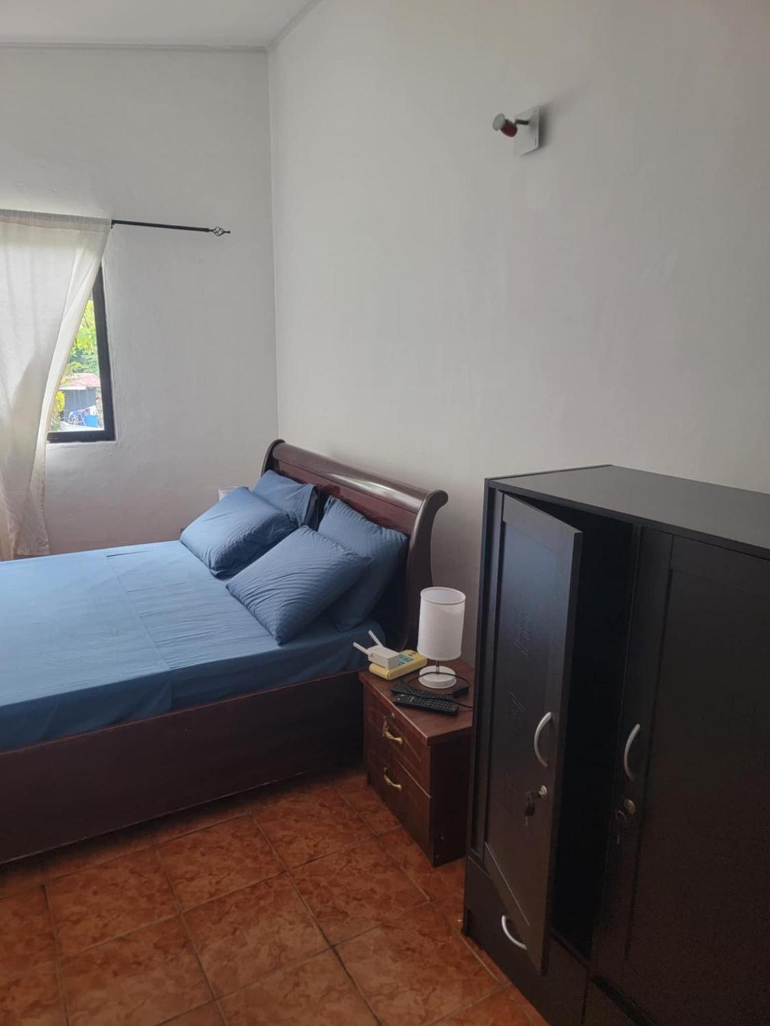 Papayas Self Catering Room Victoria Exterior photo