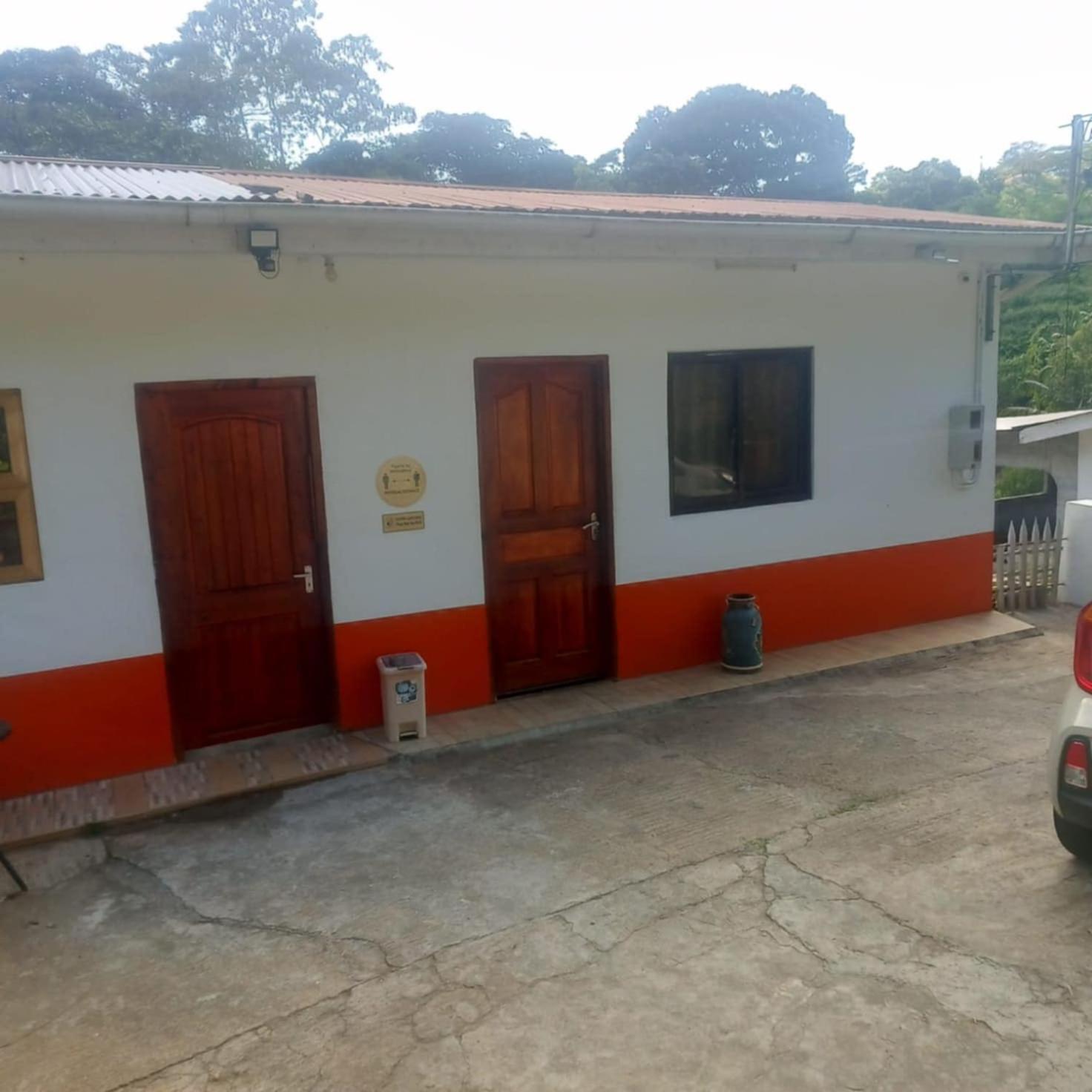 Papayas Self Catering Room Victoria Exterior photo